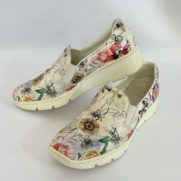 Shoes With Flowery Details size 6 - Picture 3 of 14